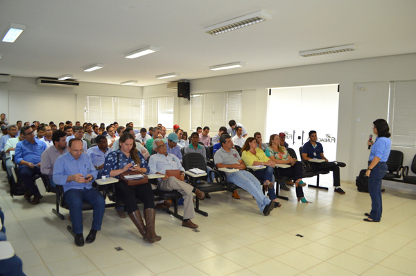Dra.Silvana, da Embrapa Cerrados, apresentou pesquisa realizada com o apoio da Abapa