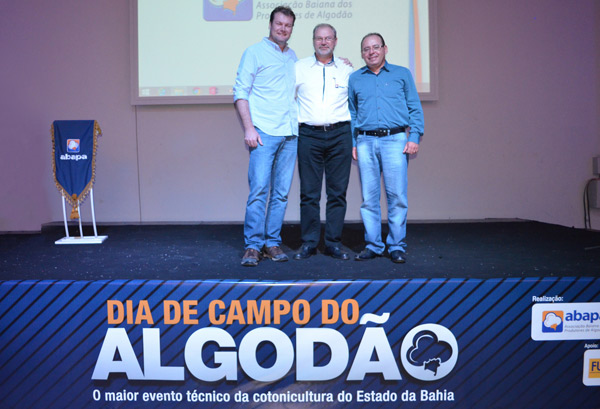 Presidente da Abapa, Celestino Zanella, com os palestrantes Alexandre Schenkel (esquerda) e Márcio de Souza (direita)