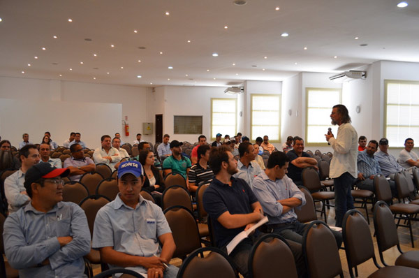 No dia 23, as palestras aconteceram no auditório da Sindicato dos Produtores Rurais, em LEM